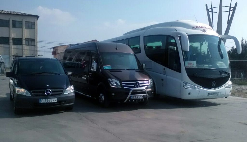 Microbuze și autocar din flota Manosim, parcate