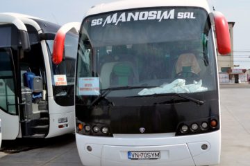 Autocar alb cu negru văzut din față