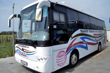Autocar alb văzut din față și lateral