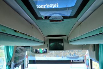 Interior autocar cu ecran central și vedere spre parbriz