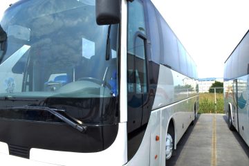 Autocar alb văzut din față și lateral