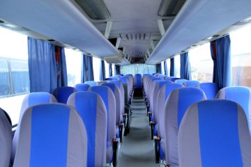 Interior de autocar cu scaune albastre și gri