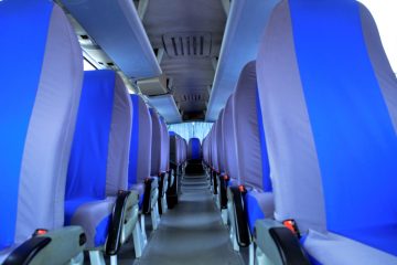 Interior autocar cu scaune albastre și gri