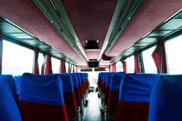 Interior autocar cu scaune roșii și albastre
