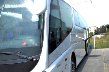 Autocar alb văzut din față și lateral