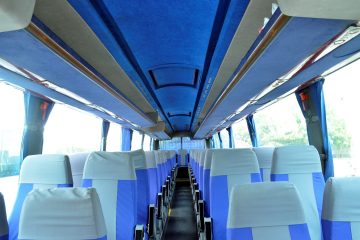 Interior autocar cu rânduri de scaune albastre și gri