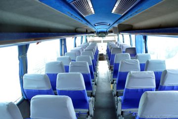 Interior autocar cu scaune albastre și tetiere gri