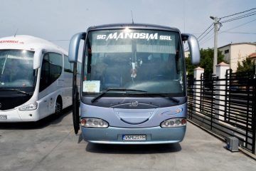 Autocar albastru văzut din față