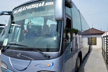 Autocar gri văzut din față și lateral