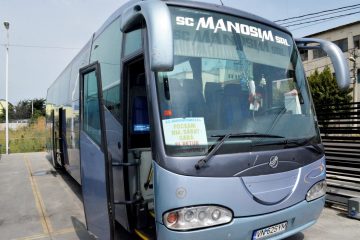 Autocar albastru văzut din față, cu ușa deschisă