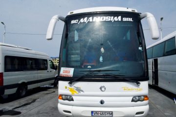 Autocar alb văzut din față