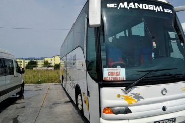 Autocar alb văzut din față și lateral