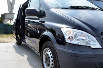 Microbuz negru, vedere față-lateral, cu ușa deschisă