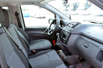 Interior microbuz cu bord, volan și scaune gri