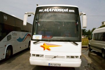 Autocar alb văzut din față