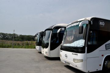 Autocare albe parcate, vedere din față și lateral
