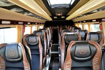 Interior de microbuz cu scaune negre și maro