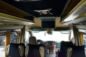 Interior microbuz cu scaune, ecran suspendat și bord