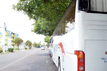 Autocar alb văzut din spate și lateral