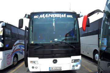 Autocar negru cu alb văzut din față