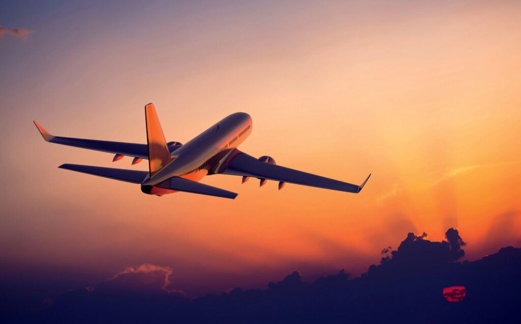 Avion de pasageri în zbor la apus